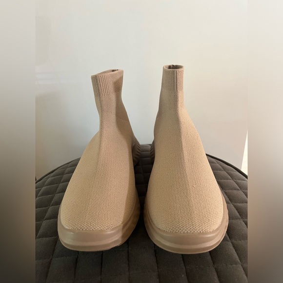 Luca Ferri stretchy sock style sneakers-color sand-size 7 US-new, never worn - Picture 4 of 9